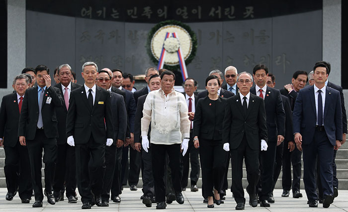  
Philippine President Rodrigo Duterte on June 4, 2018, visits Seoul National Cemetery.
